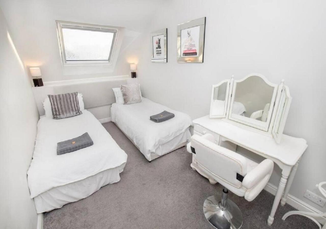 Sandmartin - Top Floor 3-Bed Apartment Sea Views & Parking Scarborough Exteriör bild