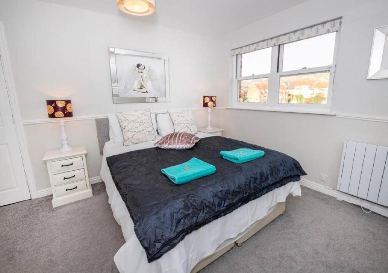 Sandmartin - Top Floor 3-Bed Apartment Sea Views & Parking Scarborough Exteriör bild